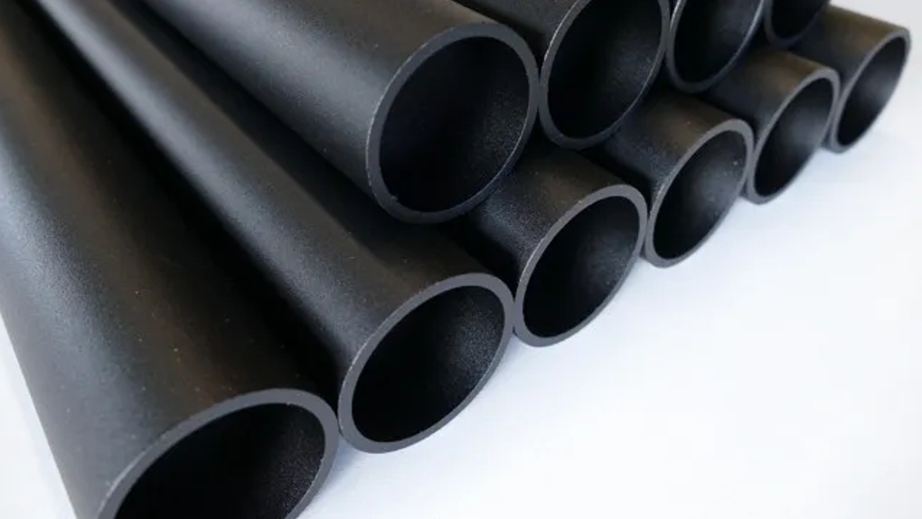 Detail van de zwarte, matte aluminium buizen met poedercoating, gebruikt voor het duurzame frame van de industriële zitbank.