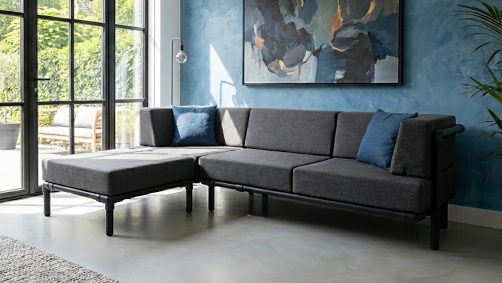 Een grijze hocker Stern die naadloos aansluit op de Steady bank met hetzelfde industriële onderstel.