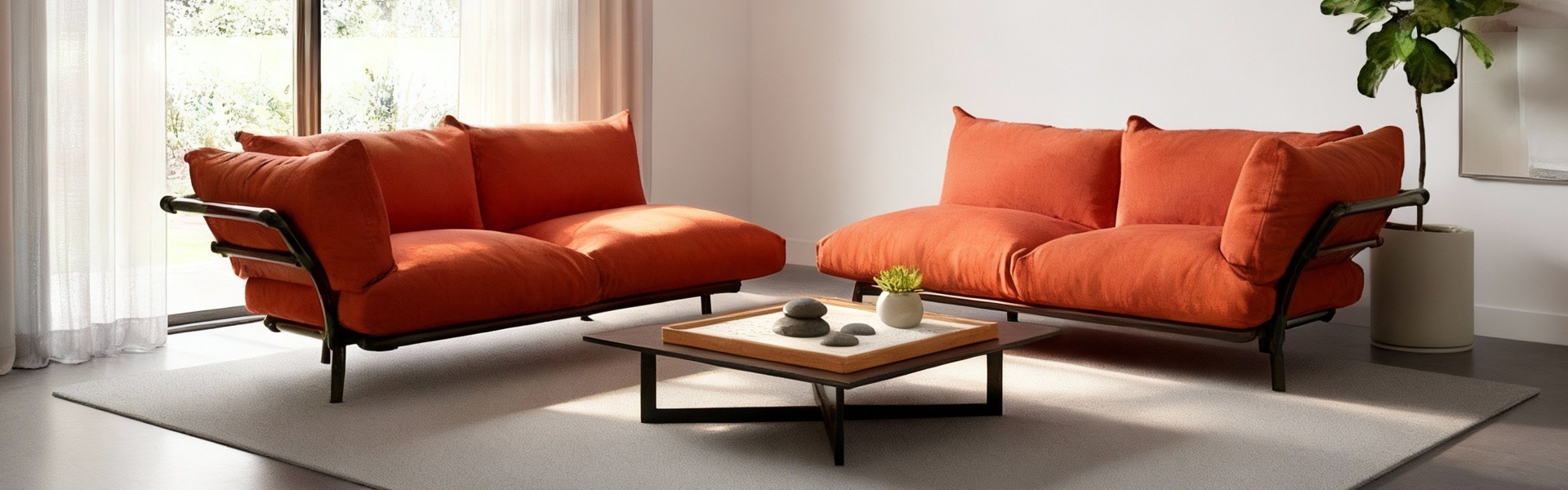 Een opvallende rood-oranje Mellow chaise longue met royale, zachte plofkussens en een robuust zwart buisframe in een lichte, sfeervolle woonkamer.