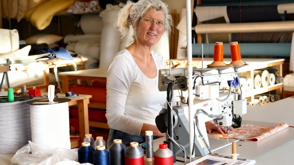 Pietha Draijer van bankenstoelen.nl aan het werk met een professionele naaimachine in het ambachtelijke atelier in Akkrum.