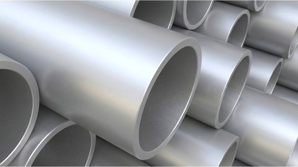 Een stapel glanzende, zilverkleurige aluminium buizen die een anodiseerbehandeling hebben ondergaan voor een duurzame afwerking.