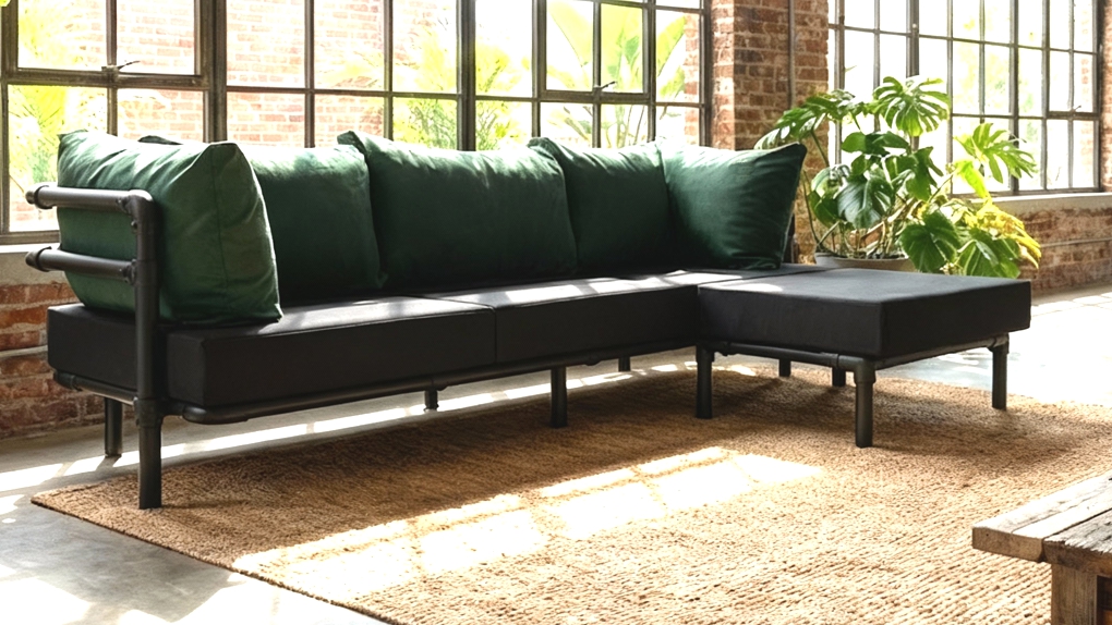 Een grijze hocker Stern met een industrieel zwart frame geplaatst bij een bijpassende zitbank.