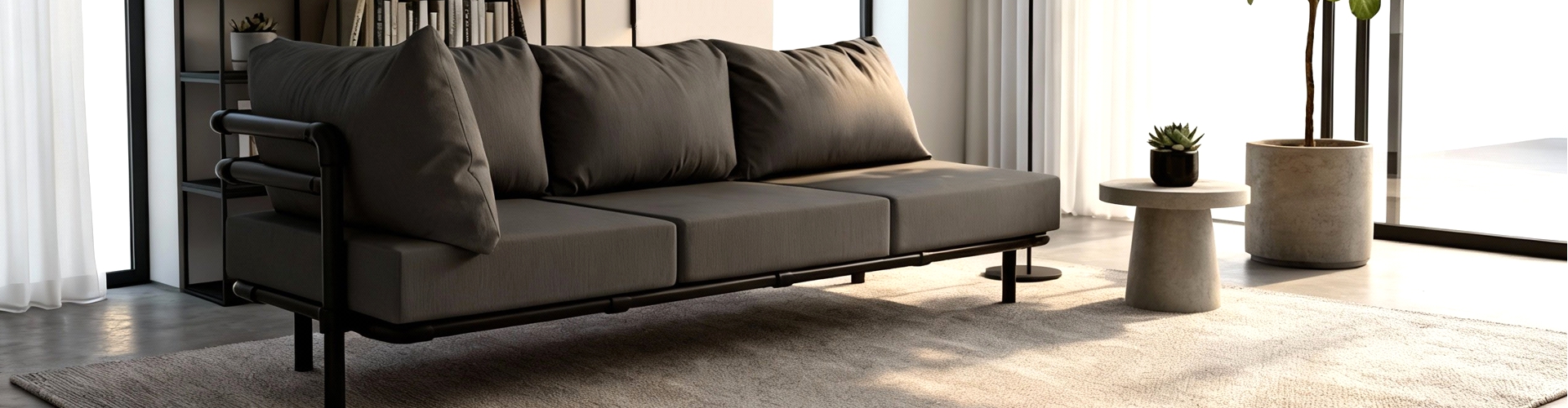 Donkergrijze Industriële Chaise Longue Op Maat (Melange) in een lange opstelling met zwarte, robuuste armleuningen. Het strakke frame creëert de gewenste Kleurige Chaise Longue Industriële Look.