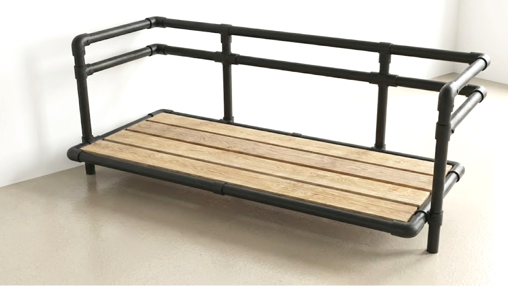 Een zwart industrieel buisframe van een bank waarin een vlonder van lichte Douglashouten planken is gemonteerd als drager voor de kussens.